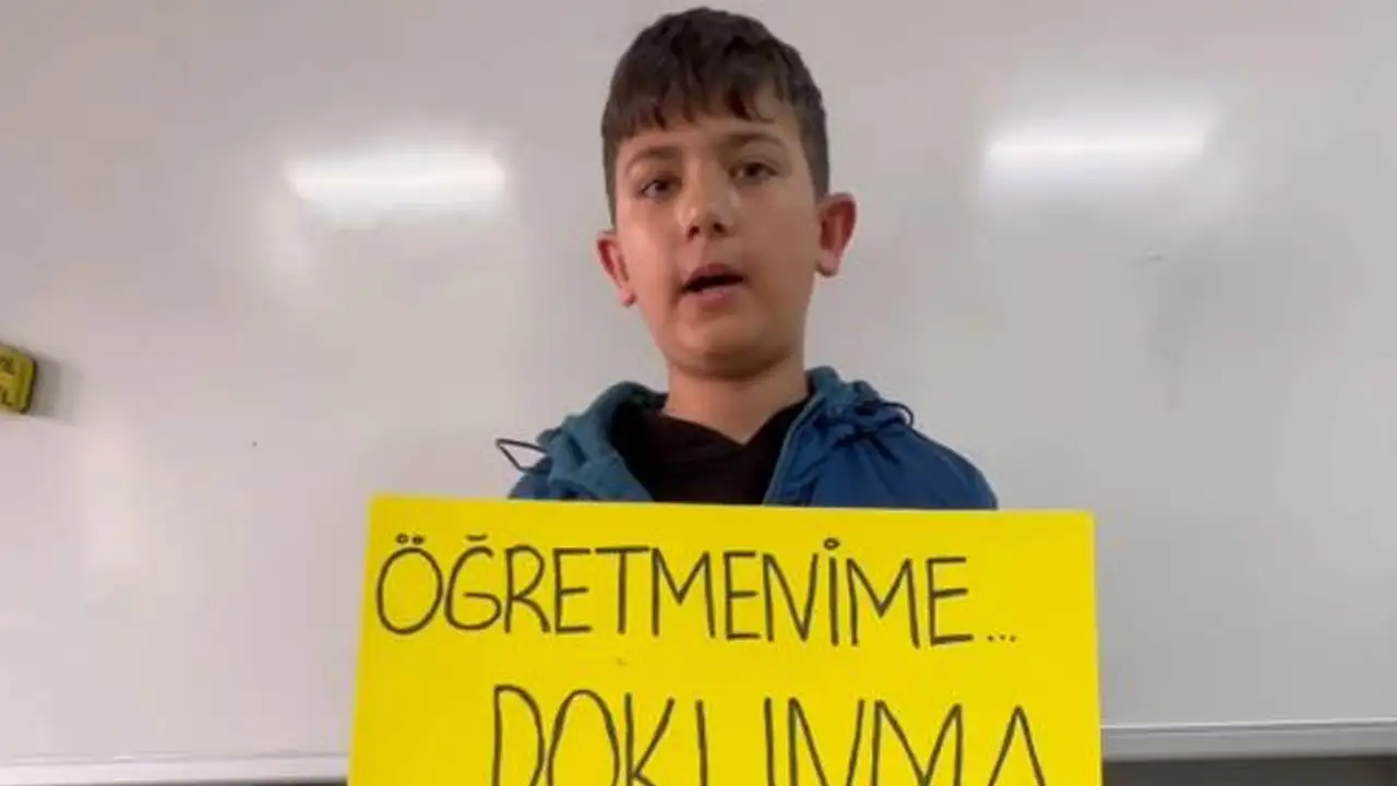 rizede-ogrencilerden-ogretmenlerine-anlamli-jest-ciceklerle-tesekkur-ettiler