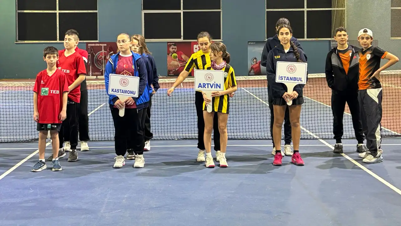 trabzon-genc-teniscilere-ev-sahipligi-yapiyor-100-sporcu-sahada