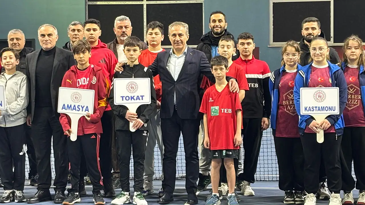 trabzon-genc-teniscilere-ev-sahipligi-yapiyor-100-sporcu-sahada