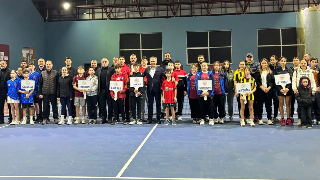 trabzon-genc-teniscilere-ev-sahipligi-yapiyor-100-sporcu-sahada