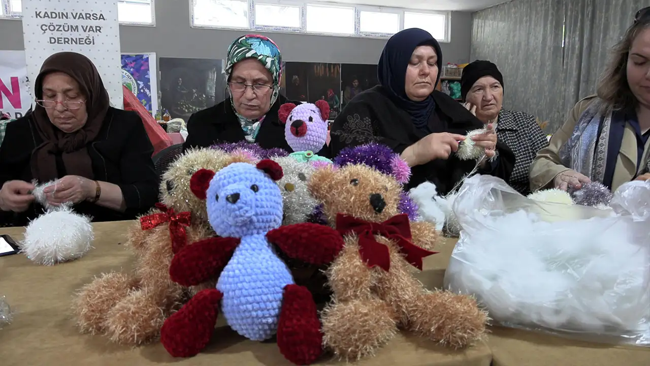 trabzonda-gonullu-kadinlar-hastanedeki-cocuklar-icin-ayicik-oruyor