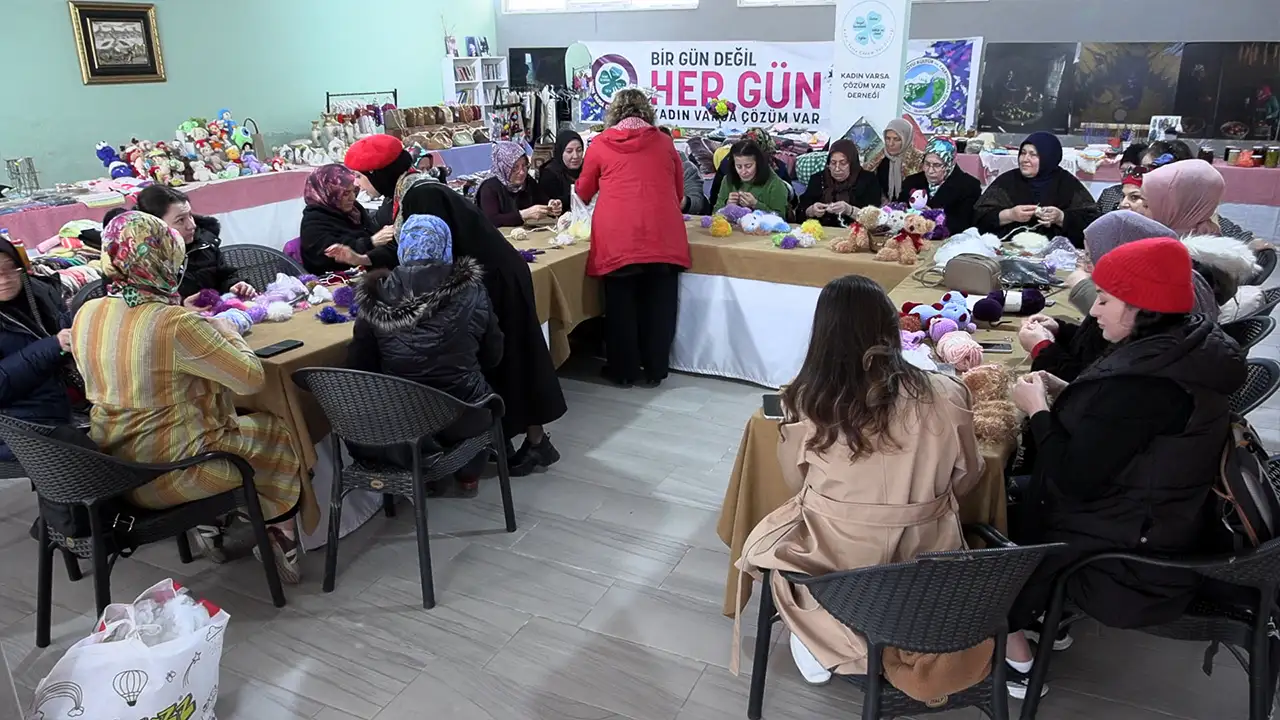 trabzonda-gonullu-kadinlar-hastanedeki-cocuklar-icin-ayicik-oruyor