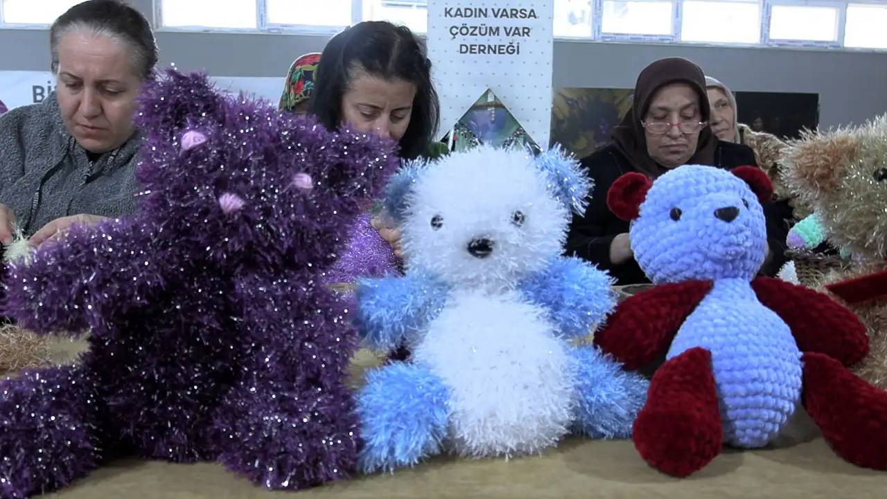 trabzonda-gonullu-kadinlar-hastanedeki-cocuklar-icin-ayicik-oruyor