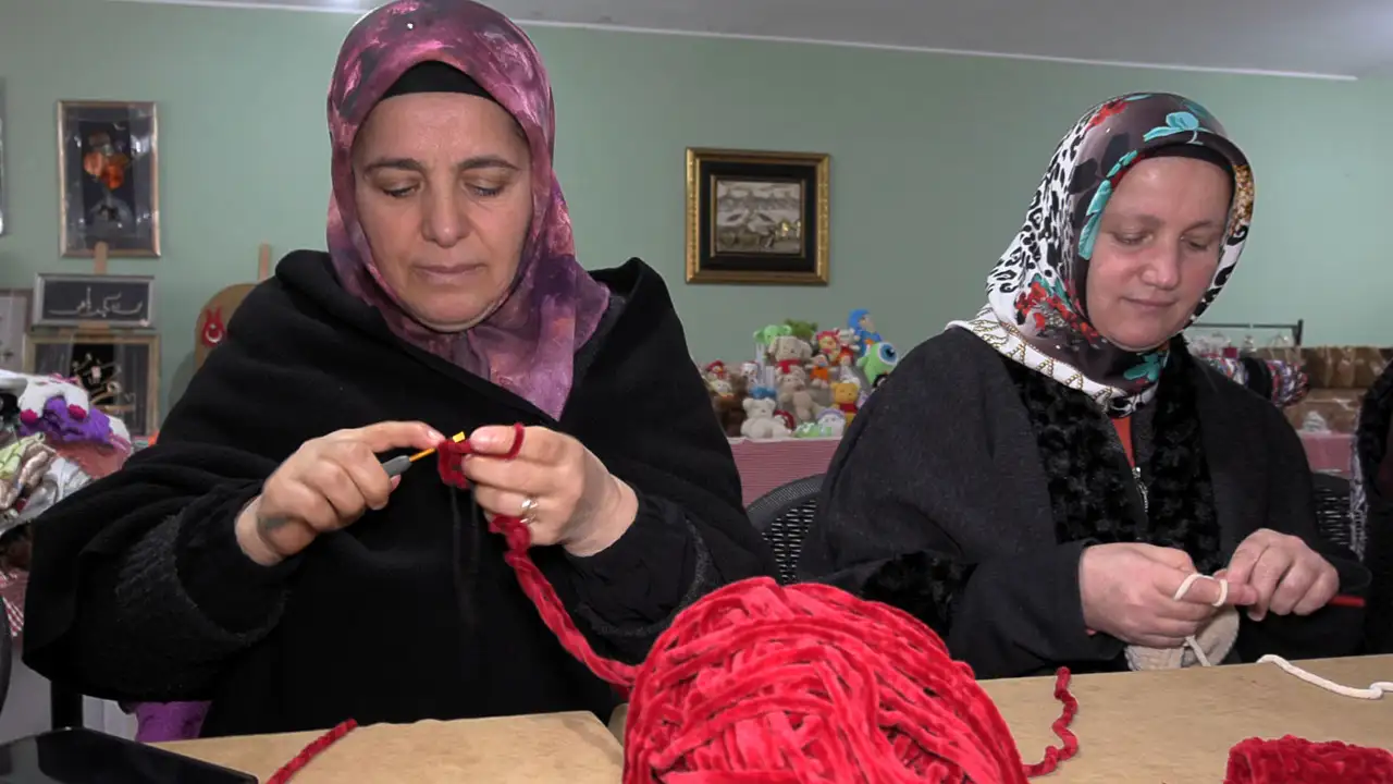 trabzonda-gonullu-kadinlar-hastanedeki-cocuklar-icin-ayicik-oruyor