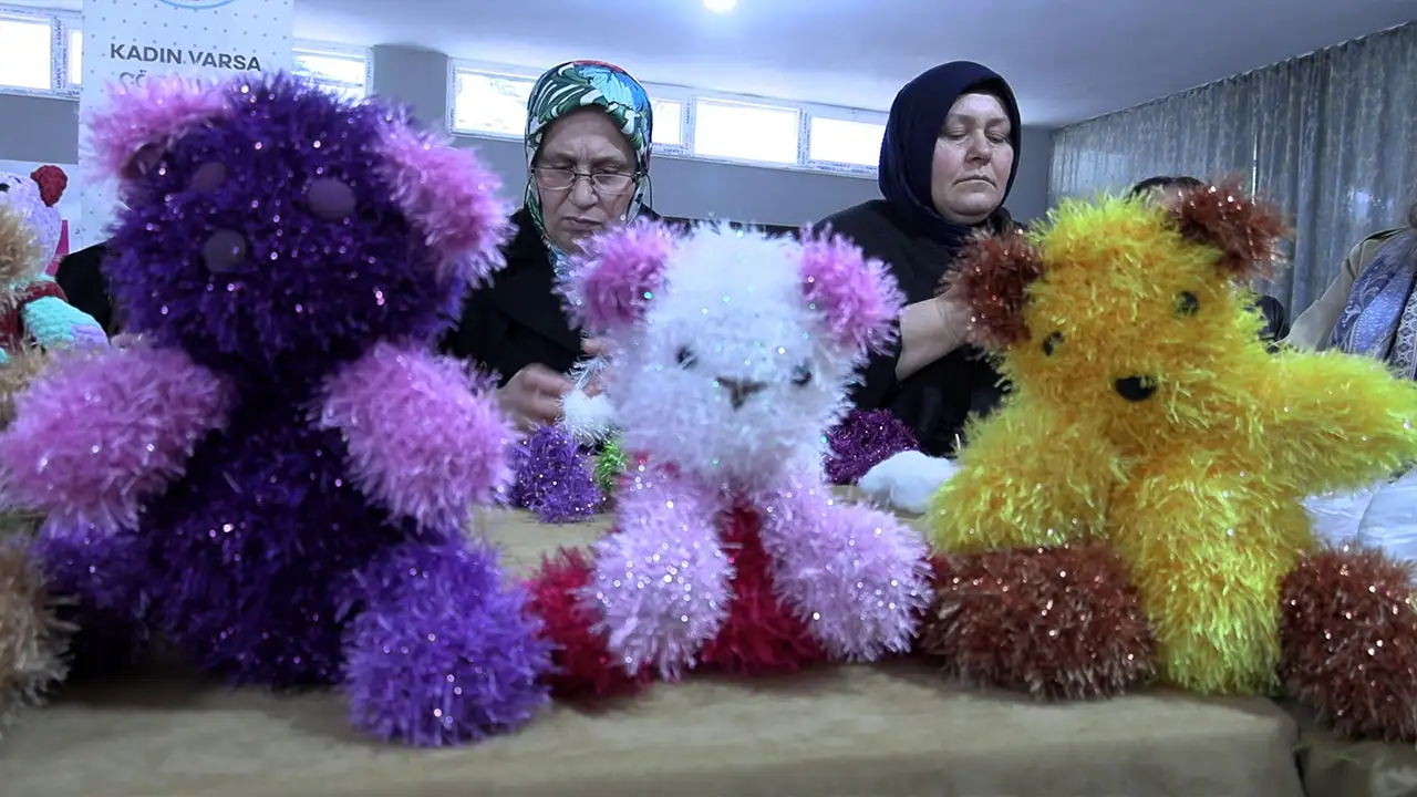 trabzonda-gonullu-kadinlar-hastanedeki-cocuklar-icin-ayicik-oruyor