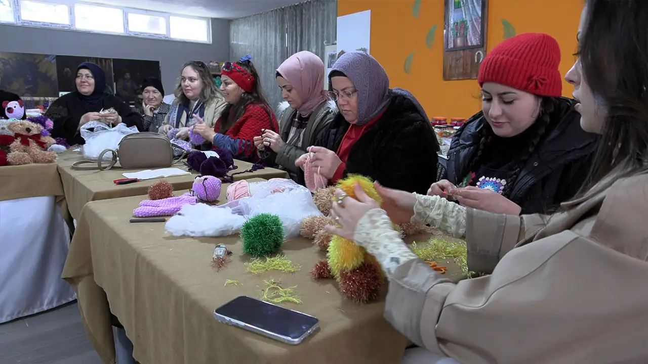 trabzonda-gonullu-kadinlar-hastanedeki-cocuklar-icin-ayicik-oruyor