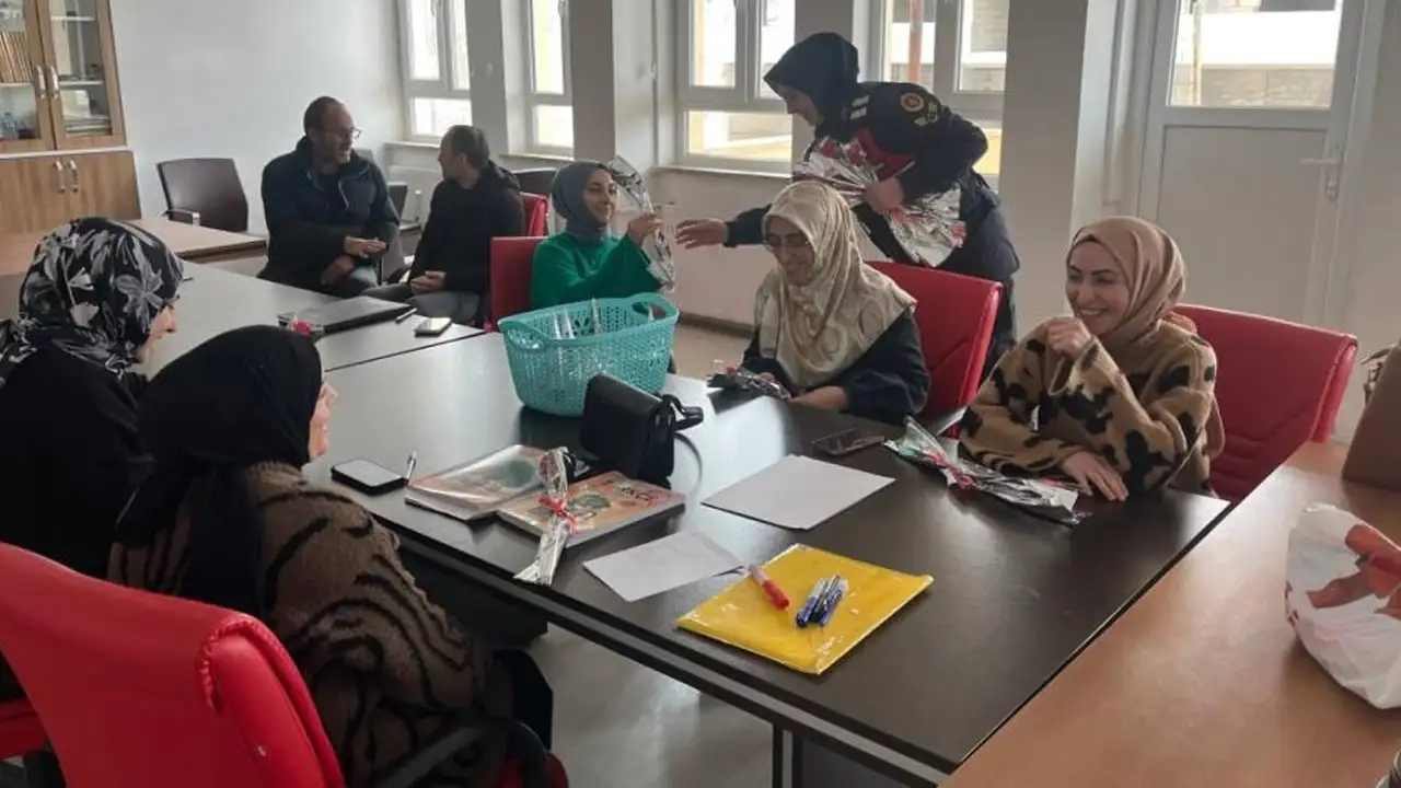 bayburtta-jandarmadan-kadinlara-8-mart-surprizi