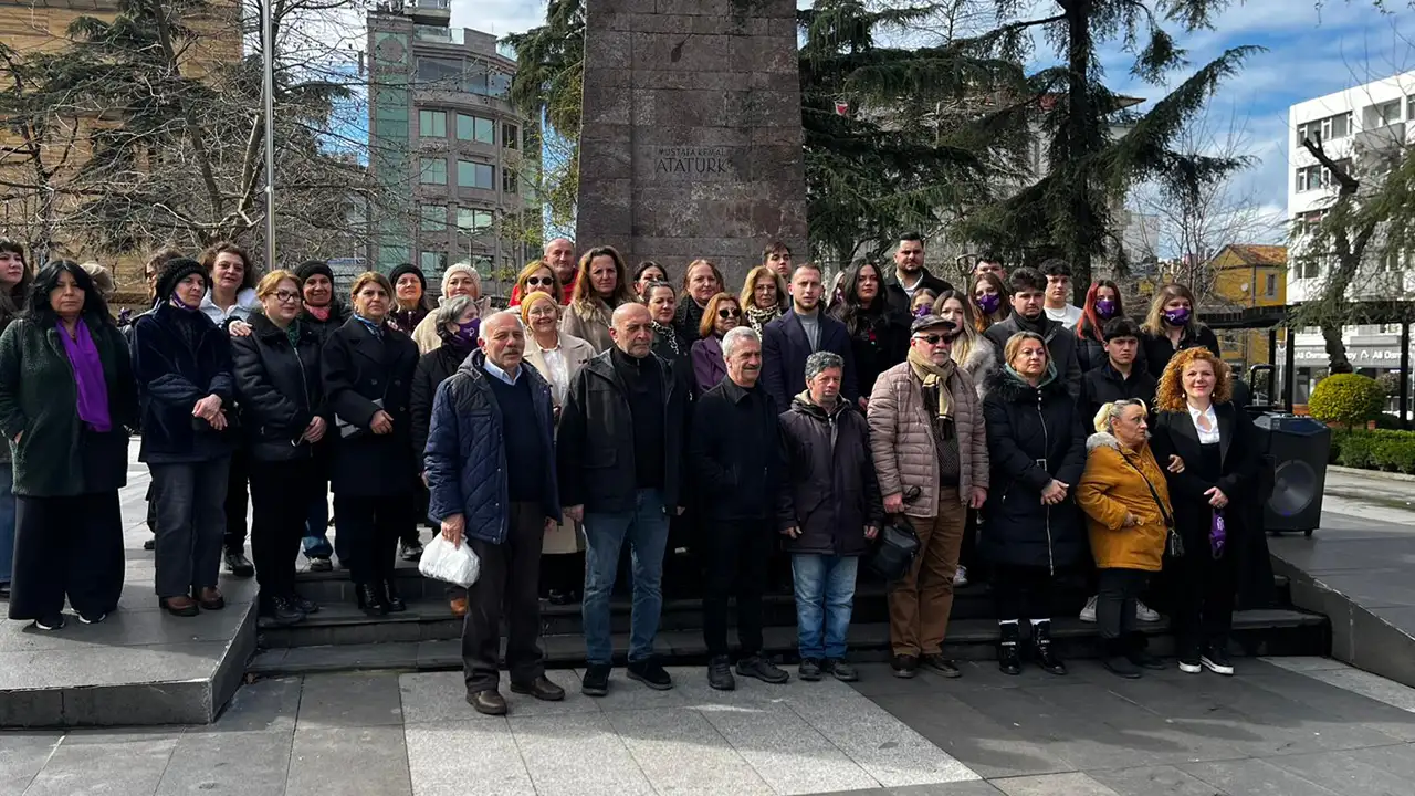 chp-kadin-kollarindan-8-martta-basin-aciklamasi-haklarimizdan-vazgecmiyoruz