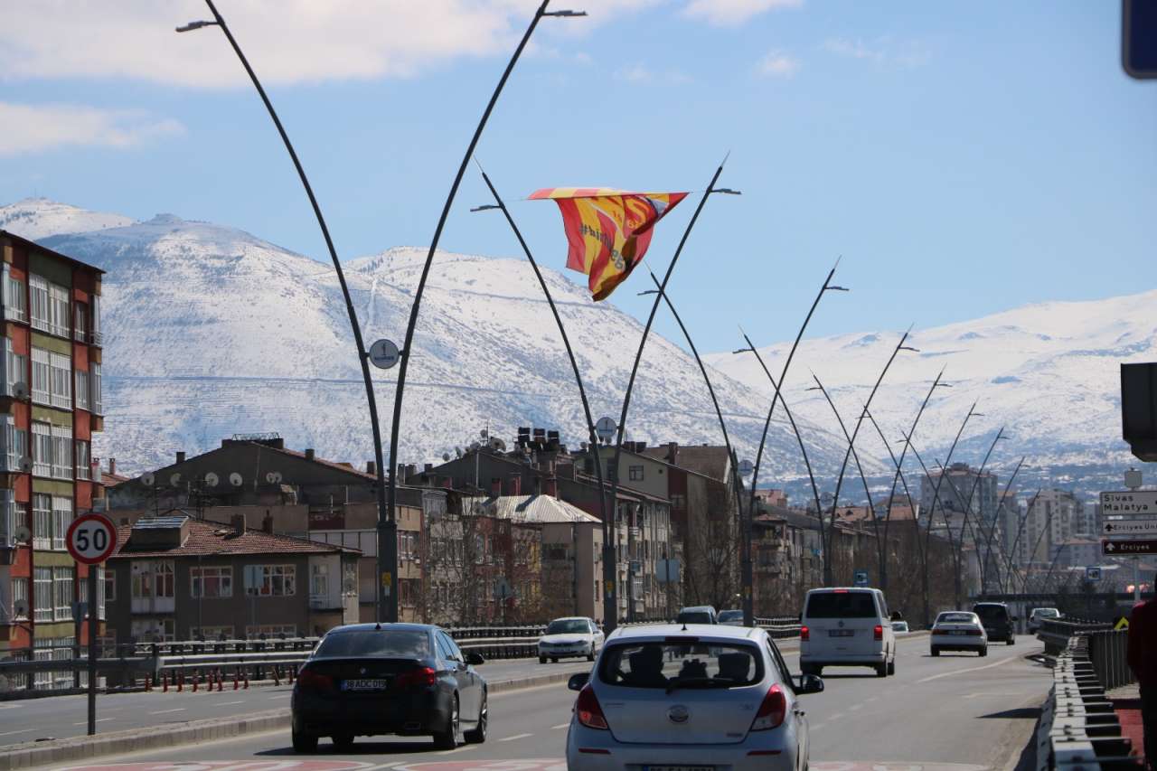 kayseride-trabzonspor-maci-heyecani-kenti-bayraklarla-donattilar