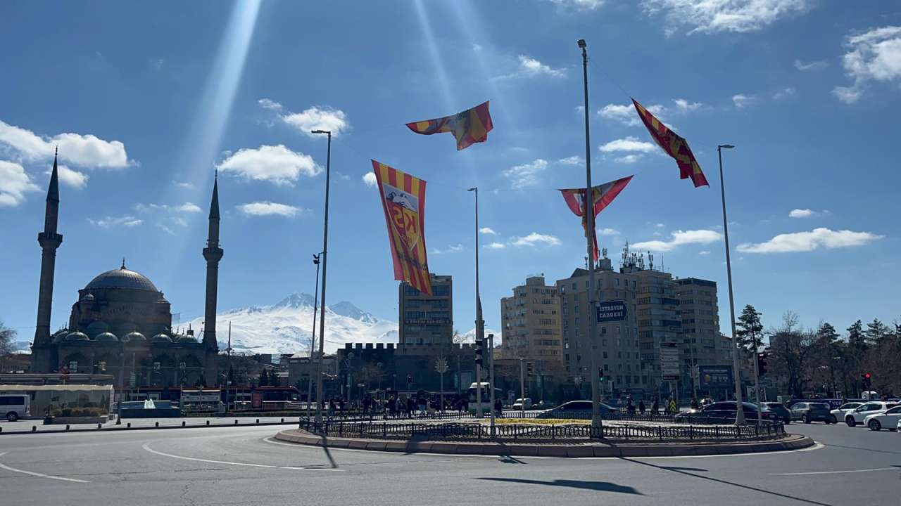 kayseride-trabzonspor-maci-heyecani-kenti-bayraklarla-donattilar