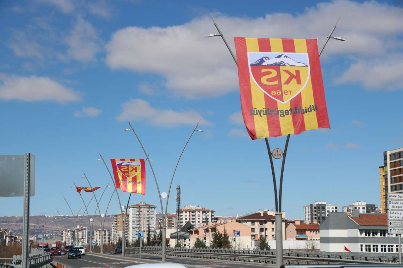 kayseride-trabzonspor-maci-heyecani-kenti-bayraklarla-donattilar