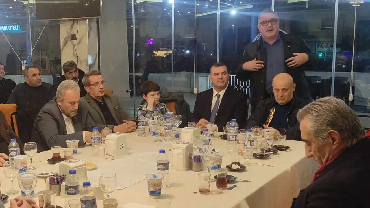 mhp-trabzon-il-baskani-sivrikaya-turkav-ve-ktu-mezunlariyla-iftarda-bir-araya-geldi