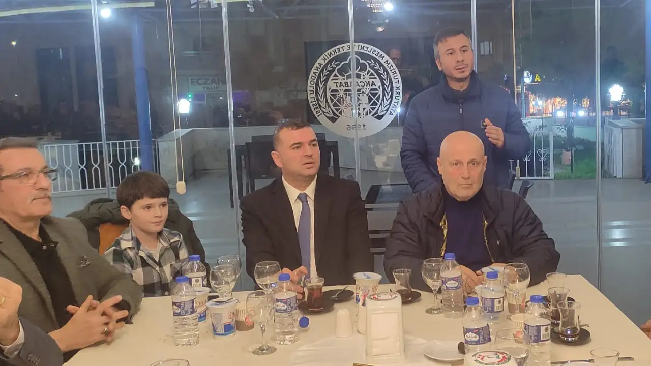 mhp-trabzon-il-baskani-sivrikaya-turkav-ve-ktu-mezunlariyla-iftarda-bir-araya-geldi