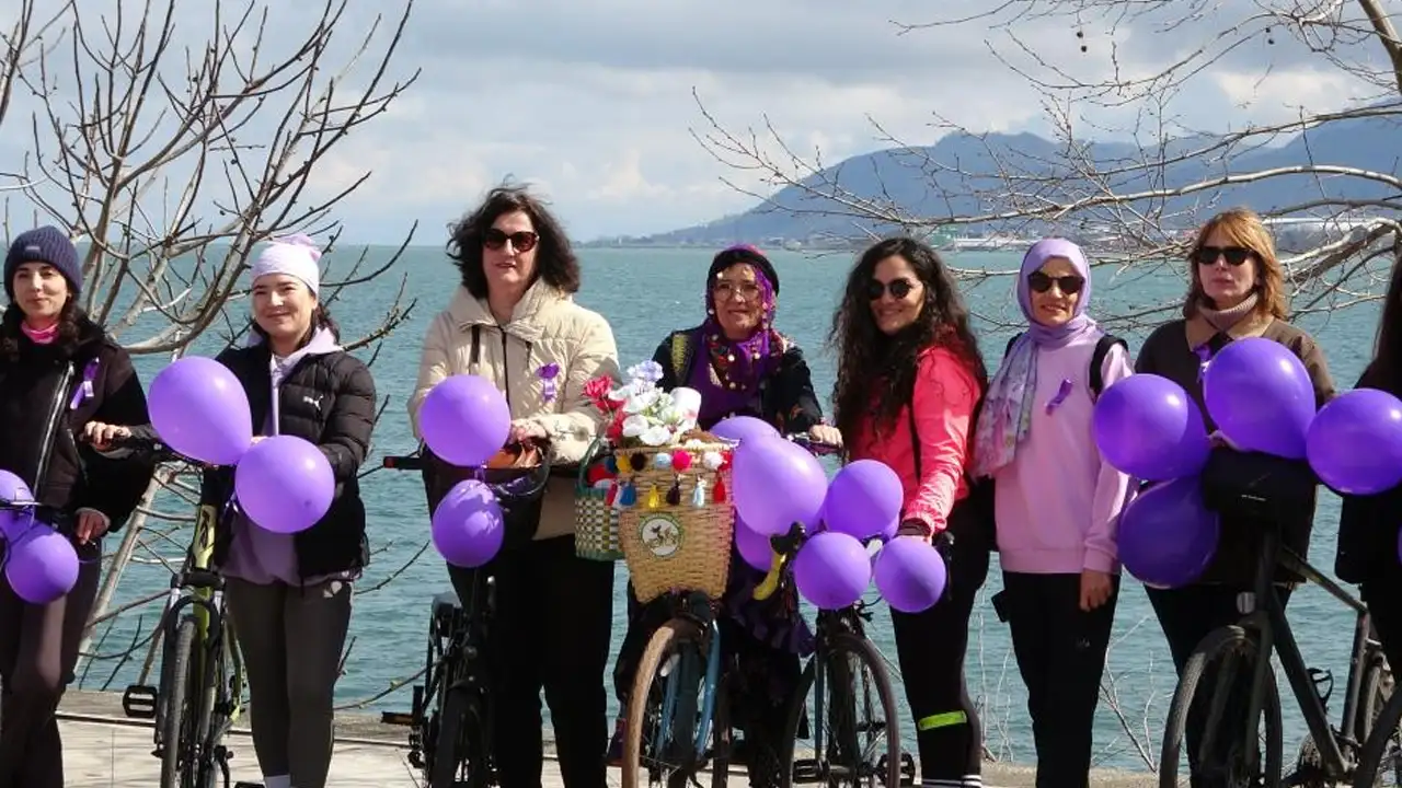 orduda-kadinlar-bisikletle-farkindalik-turu-yapti-mor-balonlar-ve-kurdelelerle-kutladilar