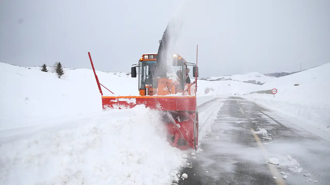 orduda-karla-mucadele-suruyor-kar-kalinligi-2-metreyi-gecti