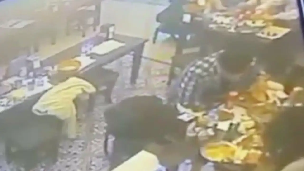 taksimde-restoranda-soke-eden-olay-yemekten-cikan-bocek-dudagini-isirdi