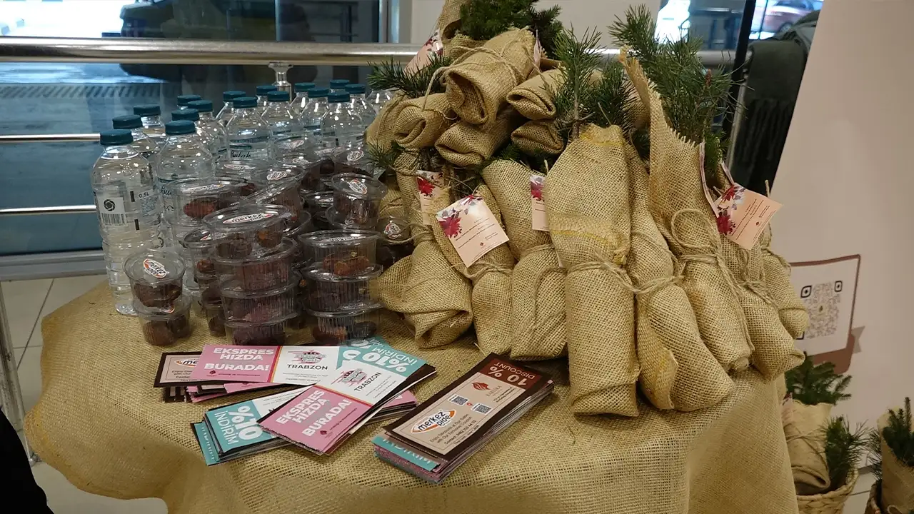 trabzon-havalimaninda-kadin-yolculara-fidan-surprizi