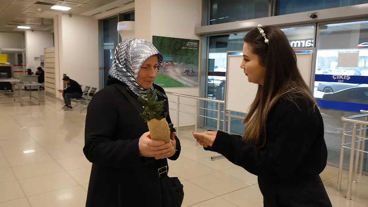 trabzon-havalimaninda-kadin-yolculara-fidan-surprizi