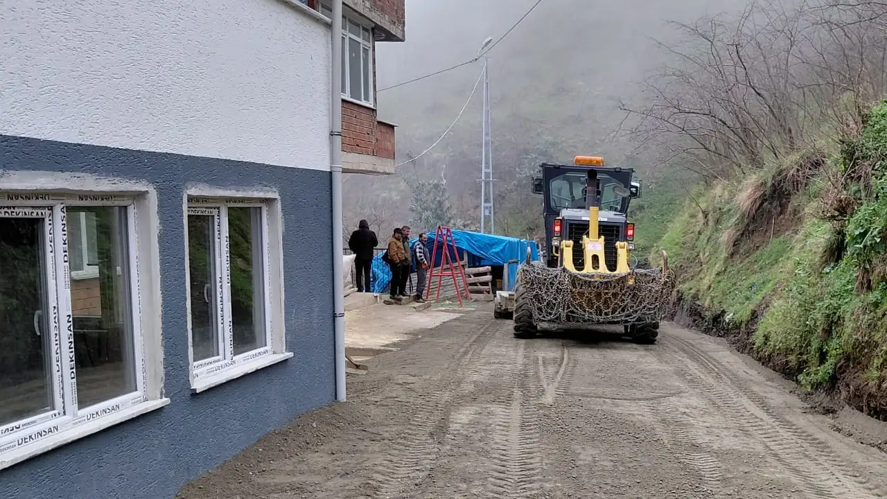 trabzonda-yol-seferberligi-18-ilcede-asfalt-ve-beton-yol-calismasi