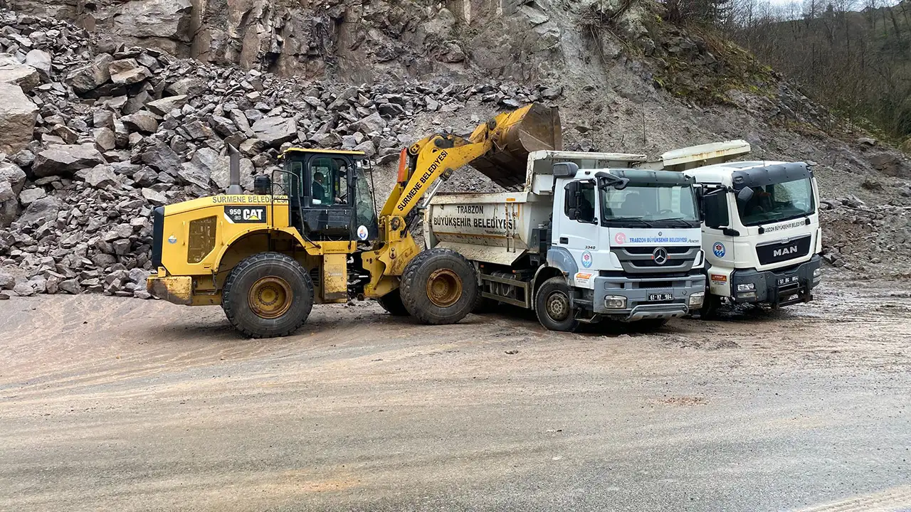 trabzonda-yol-seferberligi-18-ilcede-asfalt-ve-beton-yol-calismasi