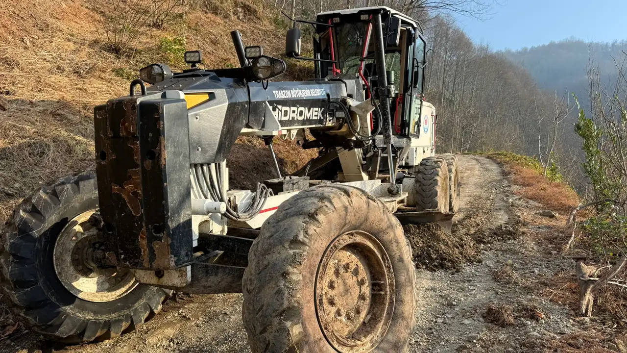 trabzonda-yol-seferberligi-18-ilcede-asfalt-ve-beton-yol-calismasi