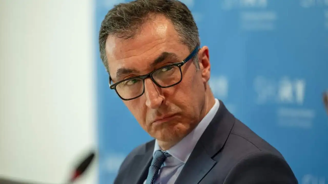 almanyada-secimleri-kazanan-ve-eyalet-basbakani-olmasi-beklenen-turk-kokenli-cem-ozdemir-kimdir