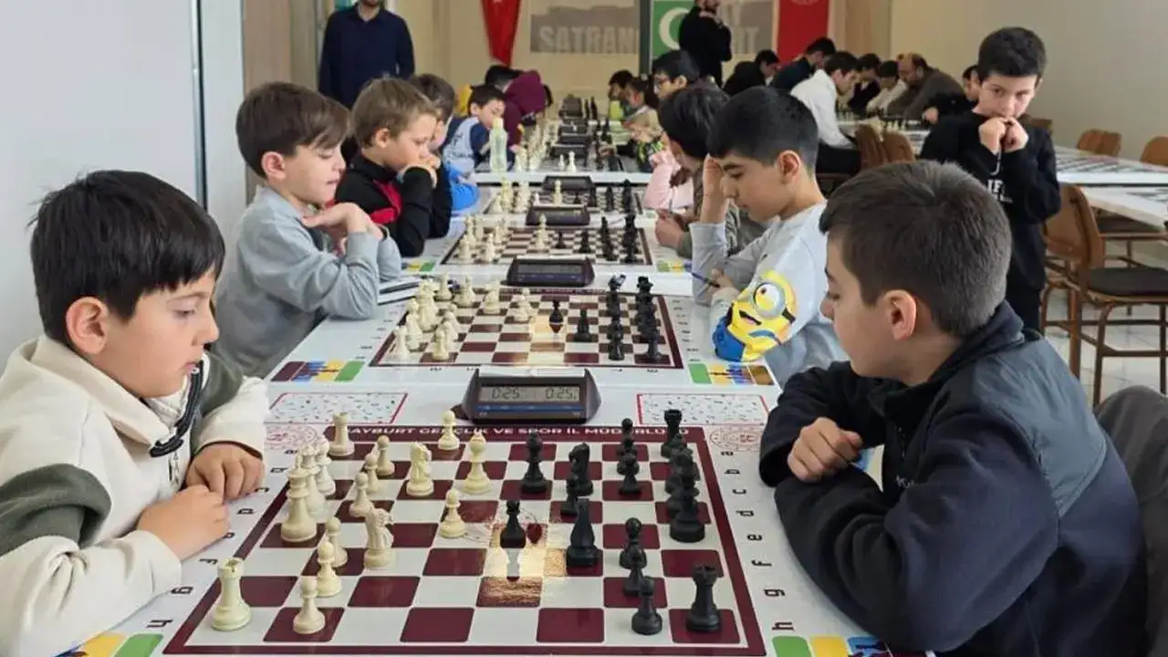 bayburtta-yesilay-satranc-turnuvasi-tamamlandi