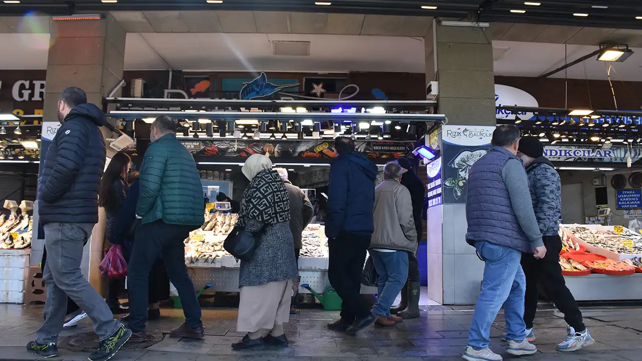 trabzonda-balik-tezgahlarinda-bolluk-fiyatlar-dikkat-cekiyor