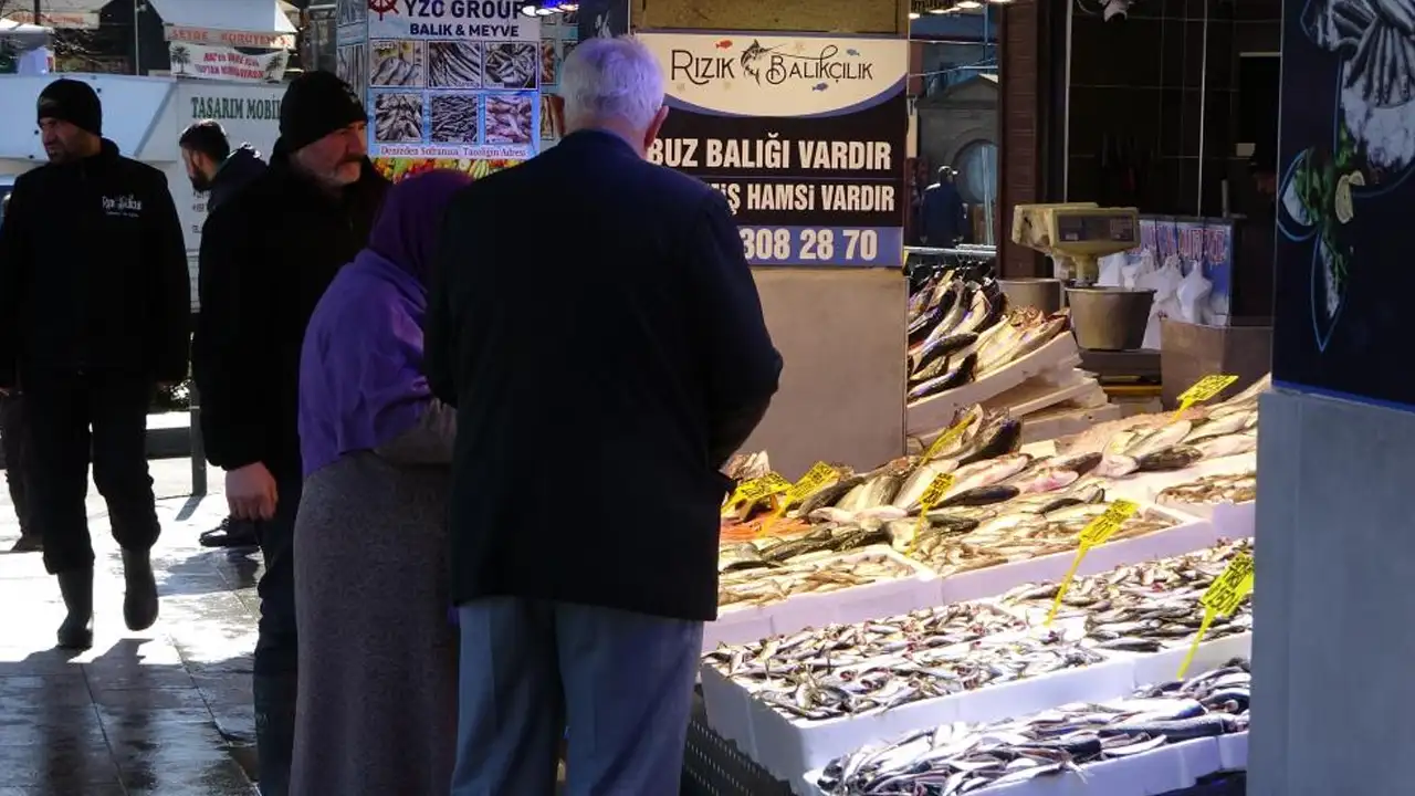 trabzonda-hamsi-tezgahlardan-cekildi-6-ay-sonra-ilk-kez-gorulmedi