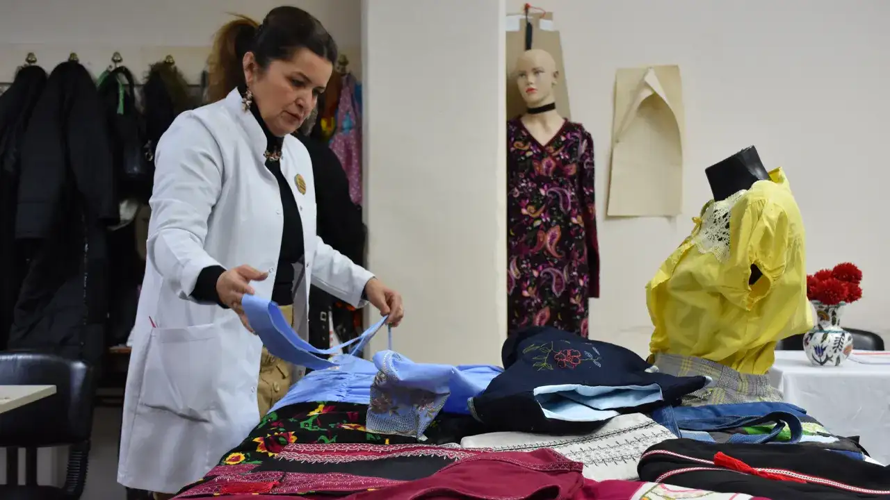 trabzonda-kadinlar-eski-kumaslari-sik-kiyafetlere-donusturuyor