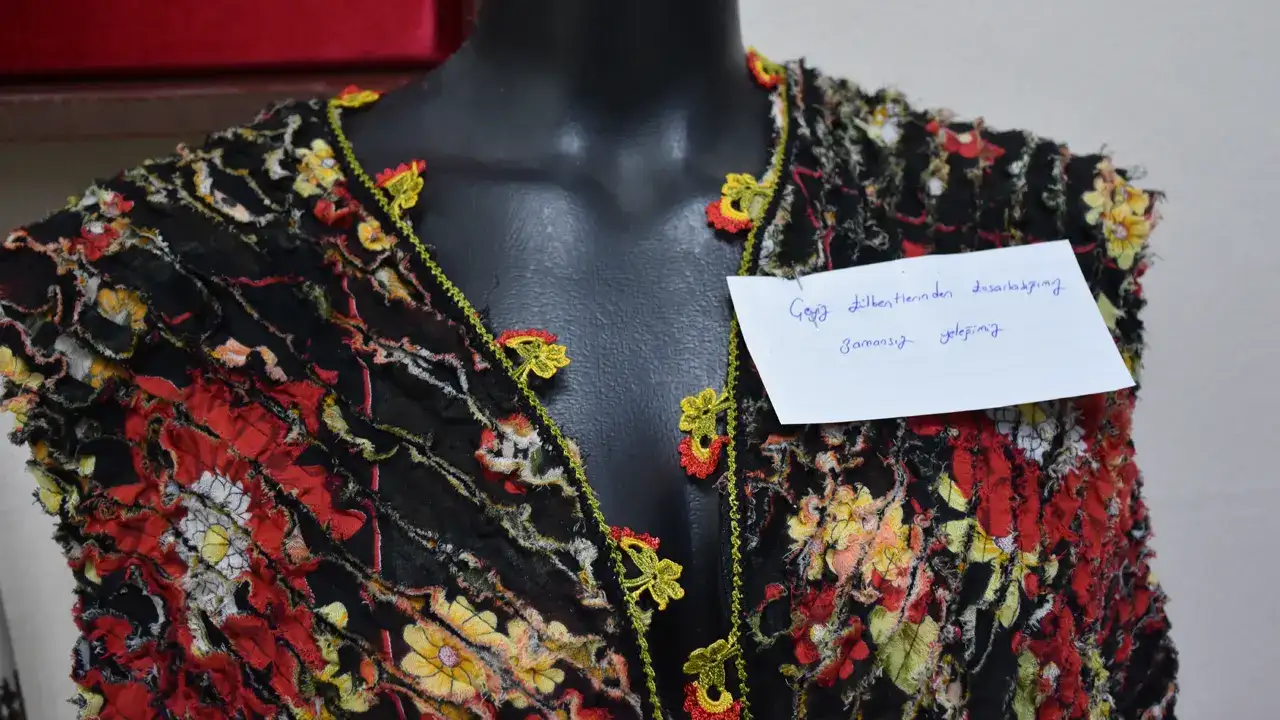 trabzonda-kadinlar-eski-kumaslari-sik-kiyafetlere-donusturuyor