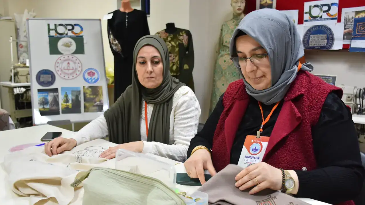 trabzonda-kadinlar-eski-kumaslari-sik-kiyafetlere-donusturuyor