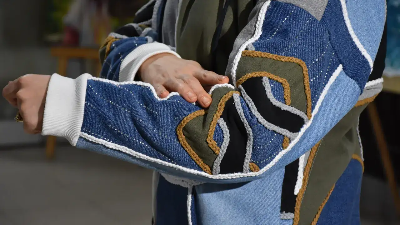 trabzonda-kadinlar-eski-kumaslari-sik-kiyafetlere-donusturuyor