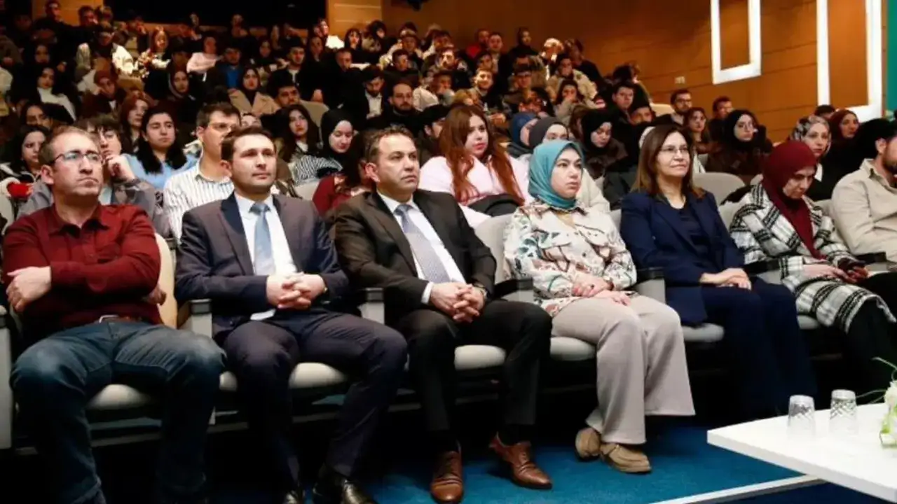 bayburt-universitesinde-soykirim-ve-kadin-paneli