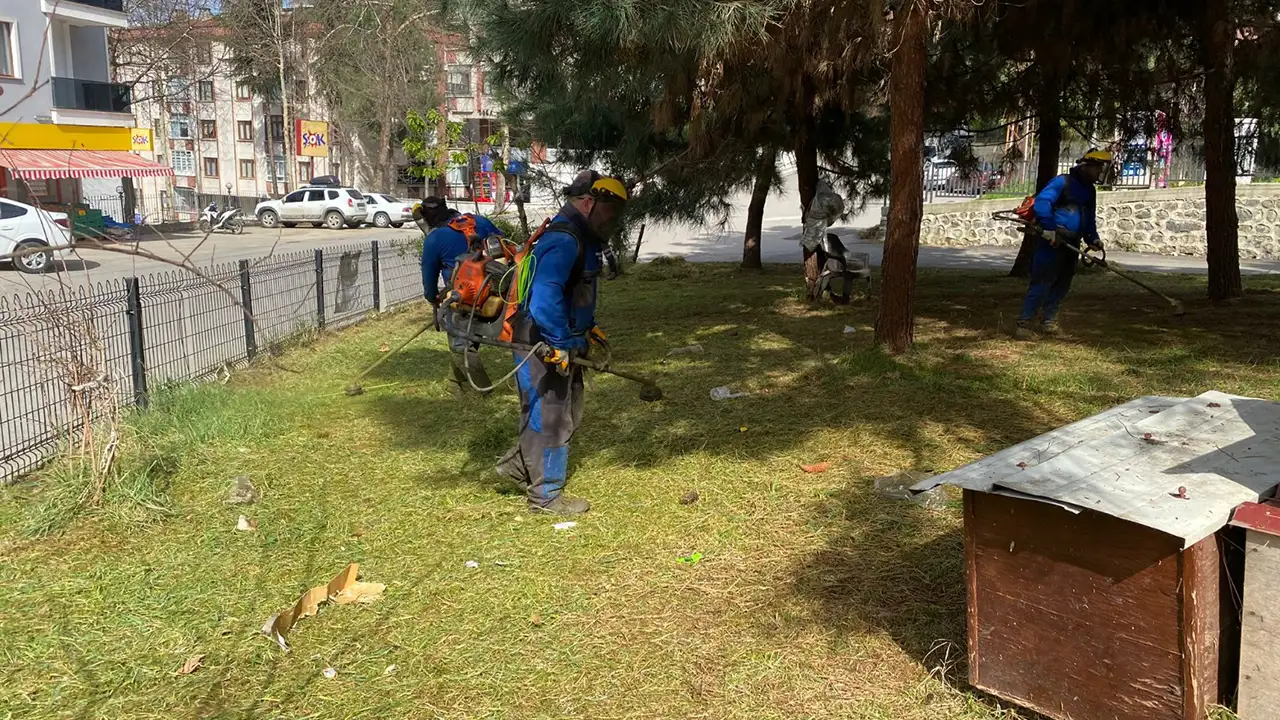 ortahisar-belediyesinden-park-ve-bahcelere-bahar-bakimi