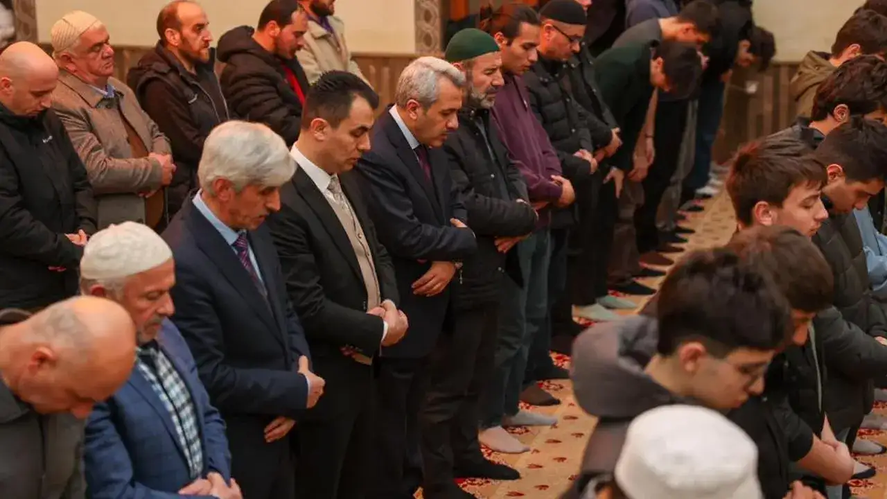 rizede-ogrencilerden-anlamli-ramazan-etkinligi-cemaati-az-camiler-doluyor