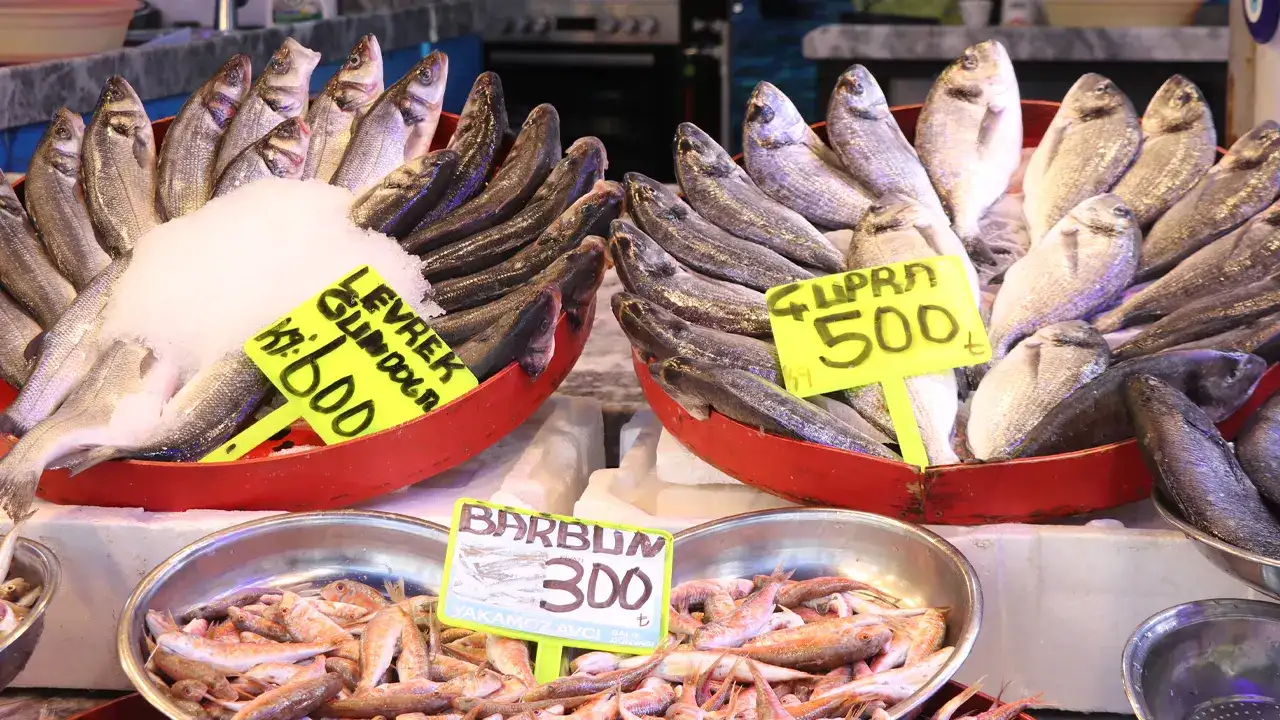 rizede-tezgahlarin-yildizi-hamsi-vatandas-ilk-onu-soruyor