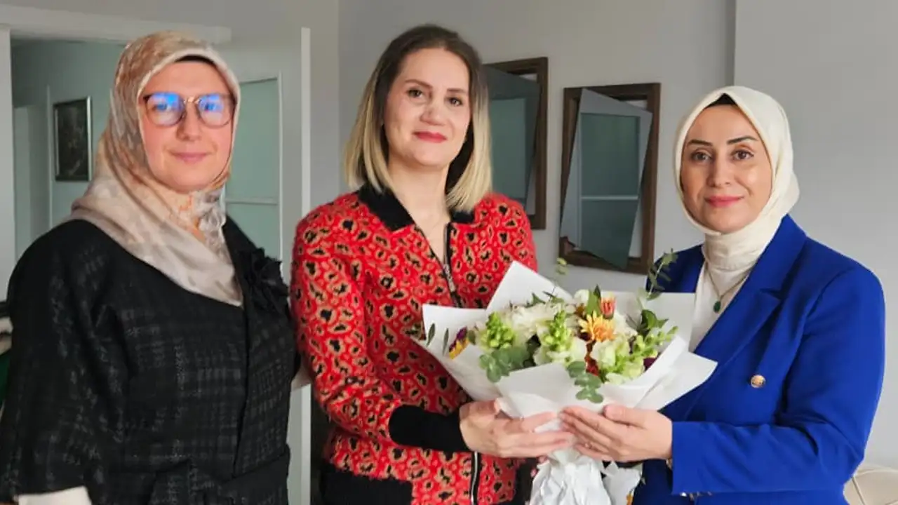 ak-parti-trabzon-kadin-kollarindan-tip-bayrami-ziyareti