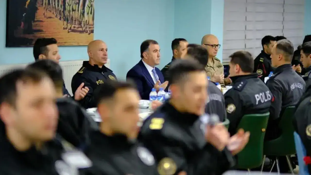 bayburt-valisi-eldivan-pomemde-polis-adaylariyla-iftarda-bulustu