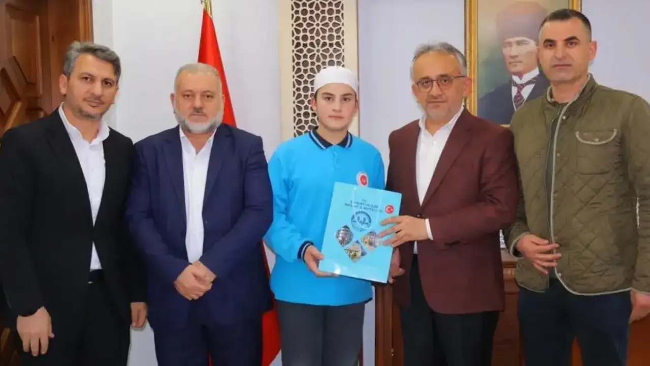 bayburtta-12-yasindaki-mert-kaan-dursun-7-ayda-hafiz-oldu