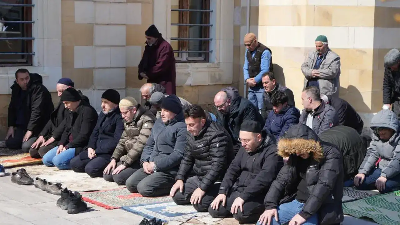 bayburtta-ramazanin-son-cuma-namazinda-camiler-doldu