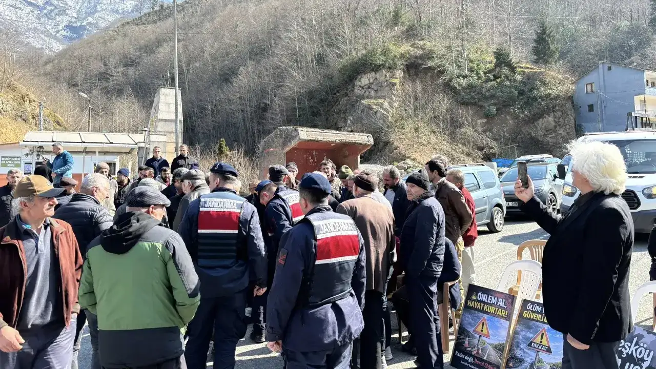 koprubasinda-yol-protestosu-hayrettin-mus-icin-eylem-yapildi