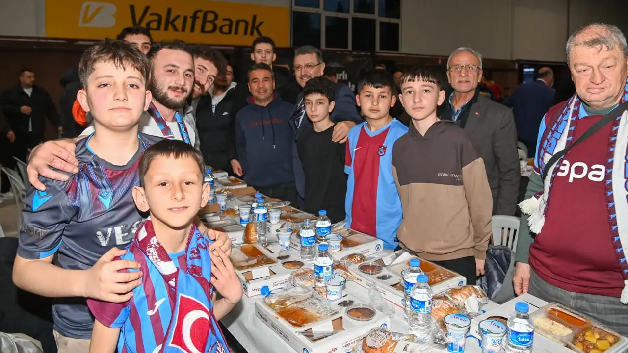 baskan-genc-akcaabatta-iftar-sofrasinda-vatandaslarla-bulustu-verdigimiz-sozleri-hayata-geciriyoruz