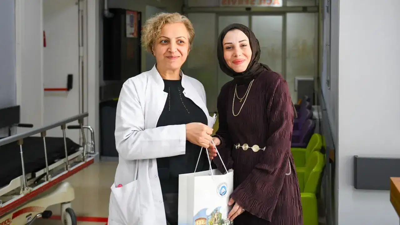 ortahisar-belediyesinden-tip-bayraminda-saglik-emekcilerine-anlamli-ziyaret