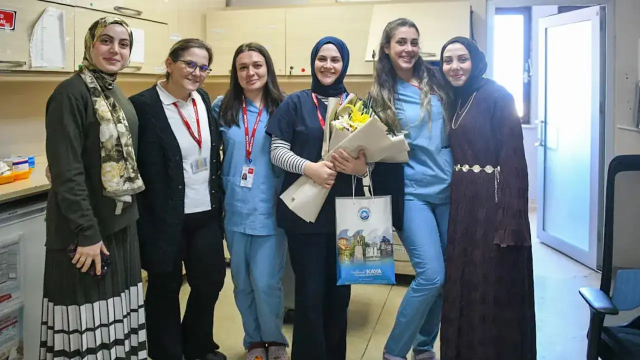 ortahisar-belediyesinden-tip-bayraminda-saglik-emekcilerine-anlamli-ziyaret