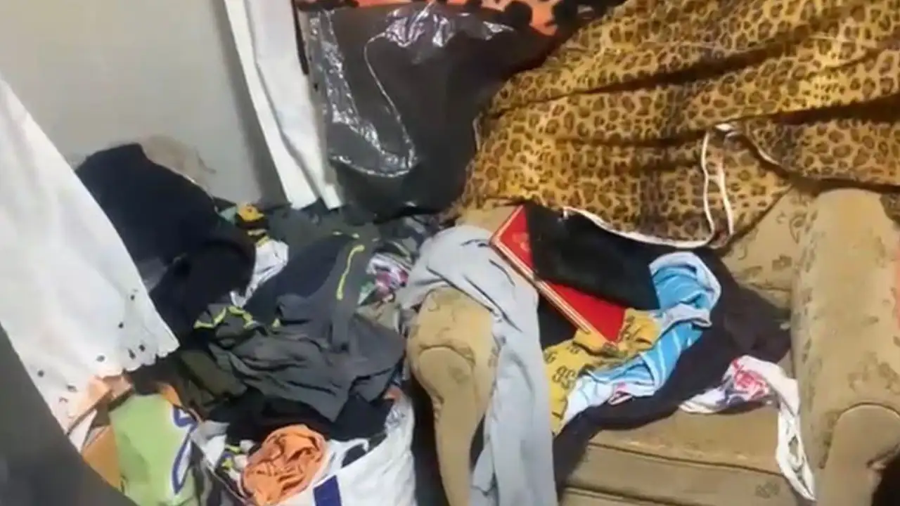 annen-seni-terk-etti-diyerek-7-yil-cop-evde-sakladilar-duygusal-bulusmada-yurek-burkan-detay