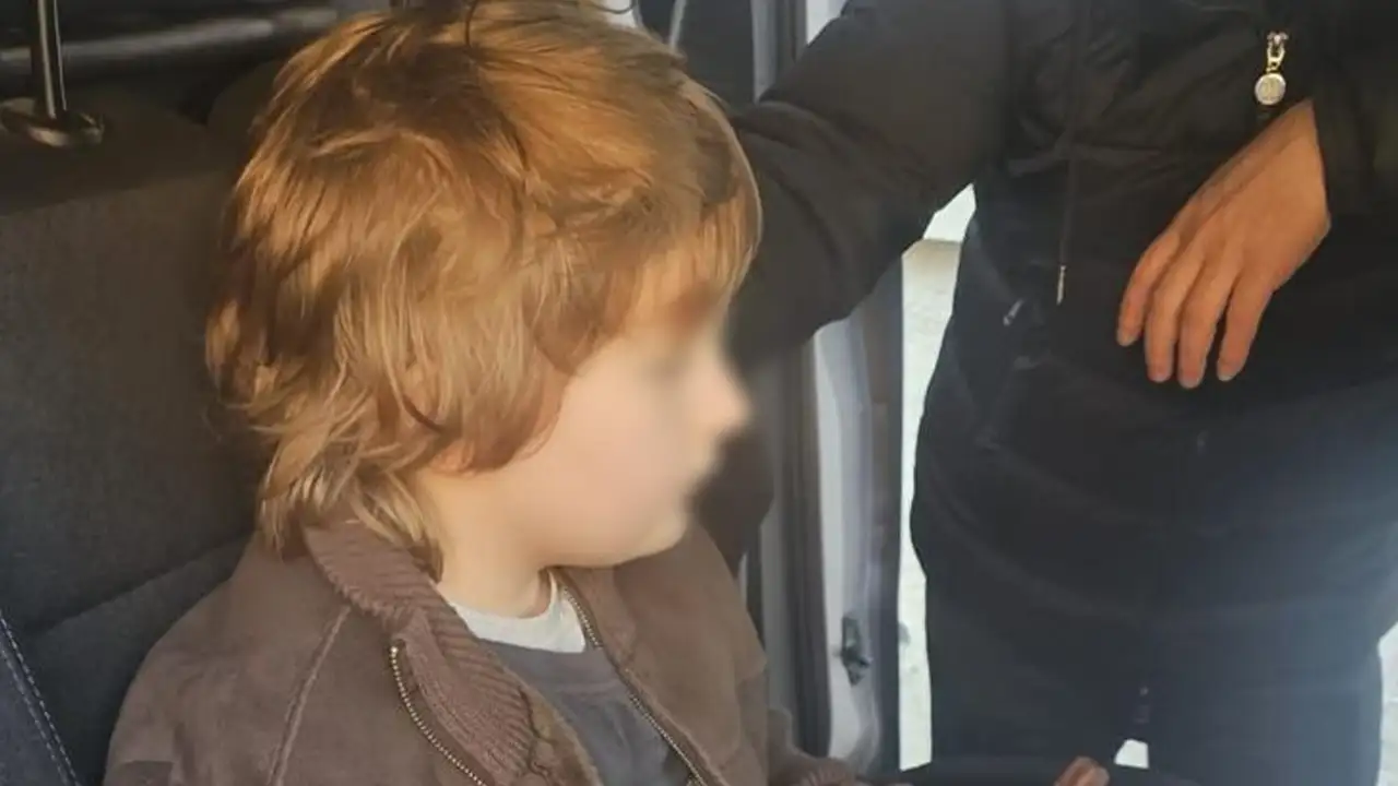 annen-seni-terk-etti-diyerek-7-yil-cop-evde-sakladilar-duygusal-bulusmada-yurek-burkan-detay