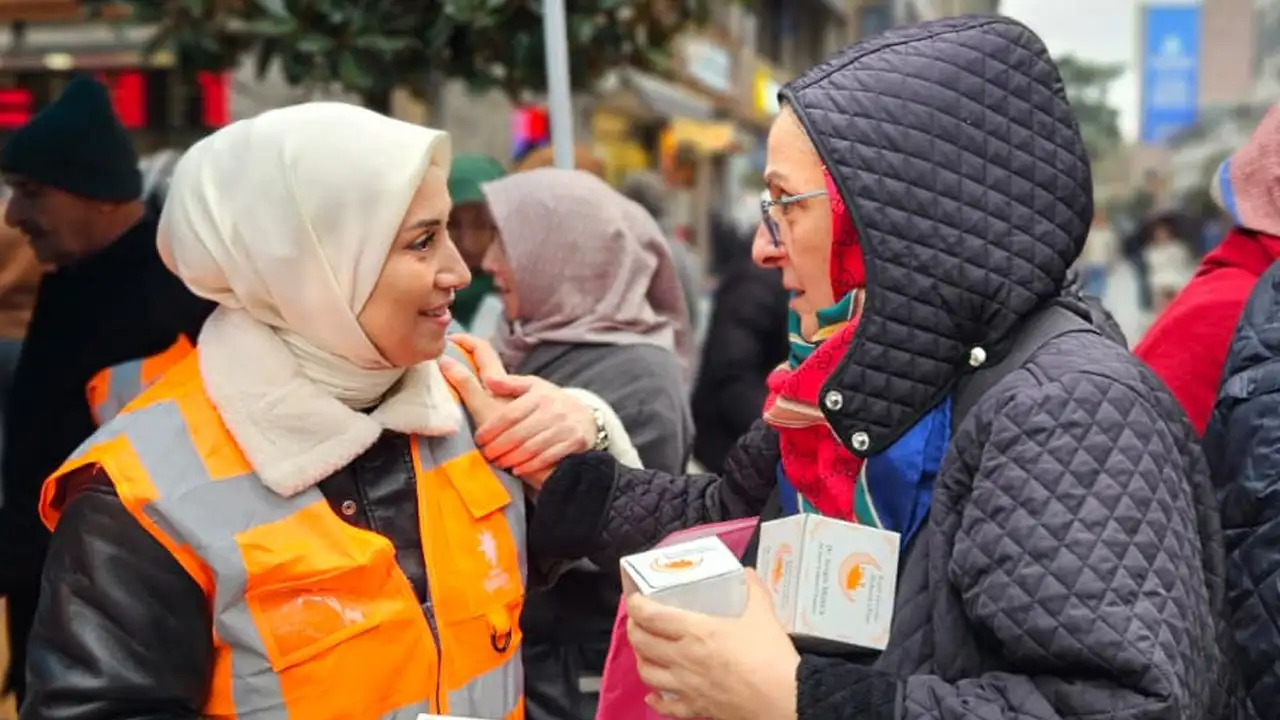 ak-parti-trabzon-kadin-kollarindan-kadir-gecesinde-vatandaslarla-bulusma