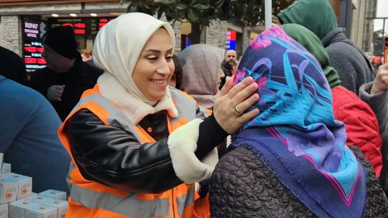 ak-parti-trabzon-kadin-kollarindan-kadir-gecesinde-vatandaslarla-bulusma