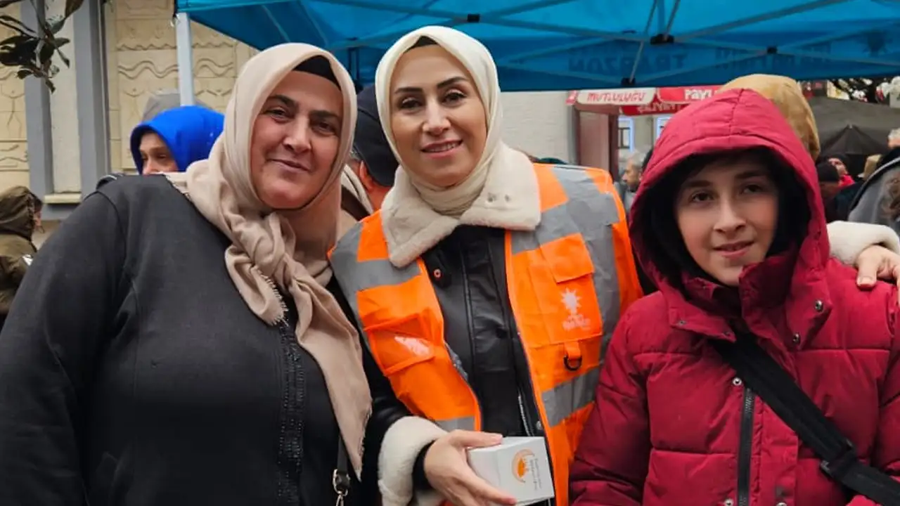 ak-parti-trabzon-kadin-kollarindan-kadir-gecesinde-vatandaslarla-bulusma